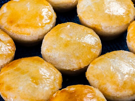 Мини пайове във форми за мъфини със солена плънка от кайма и зеленчуци - снимка на рецептата
